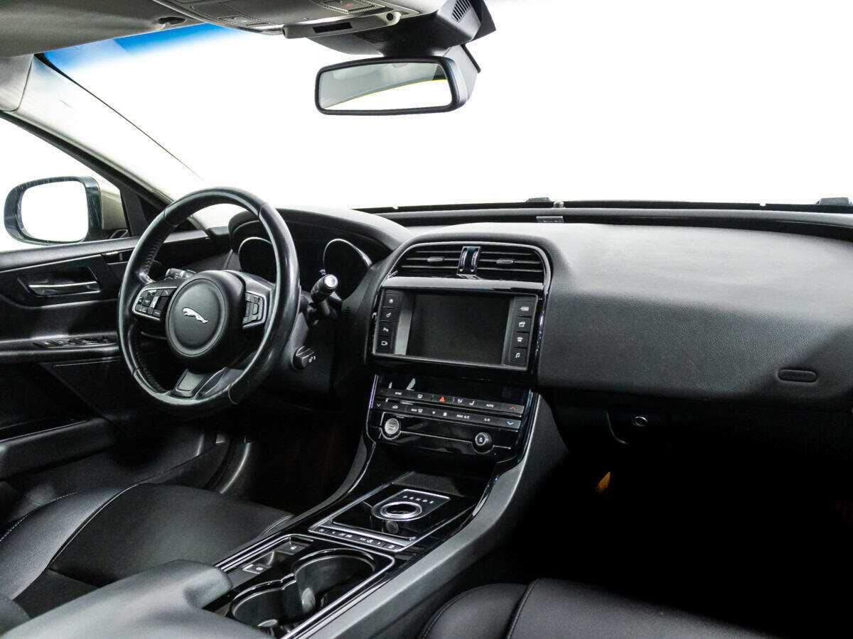 Jaguar XE с пробегом — 2015 год. Фото: #8