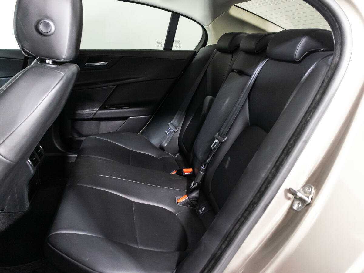 Jaguar XE с пробегом — 2015 год. Фото: #9