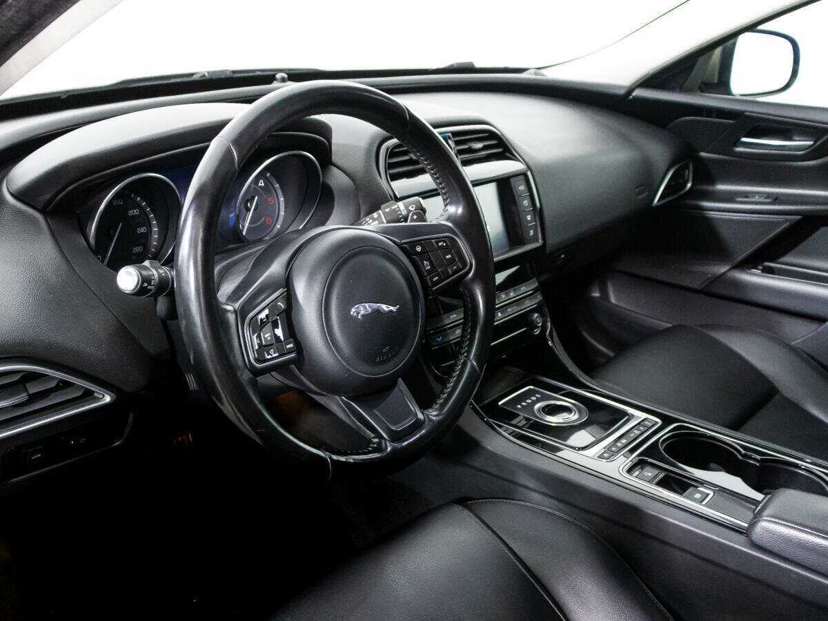 Jaguar XE с пробегом — 2015 год. Фото: #10