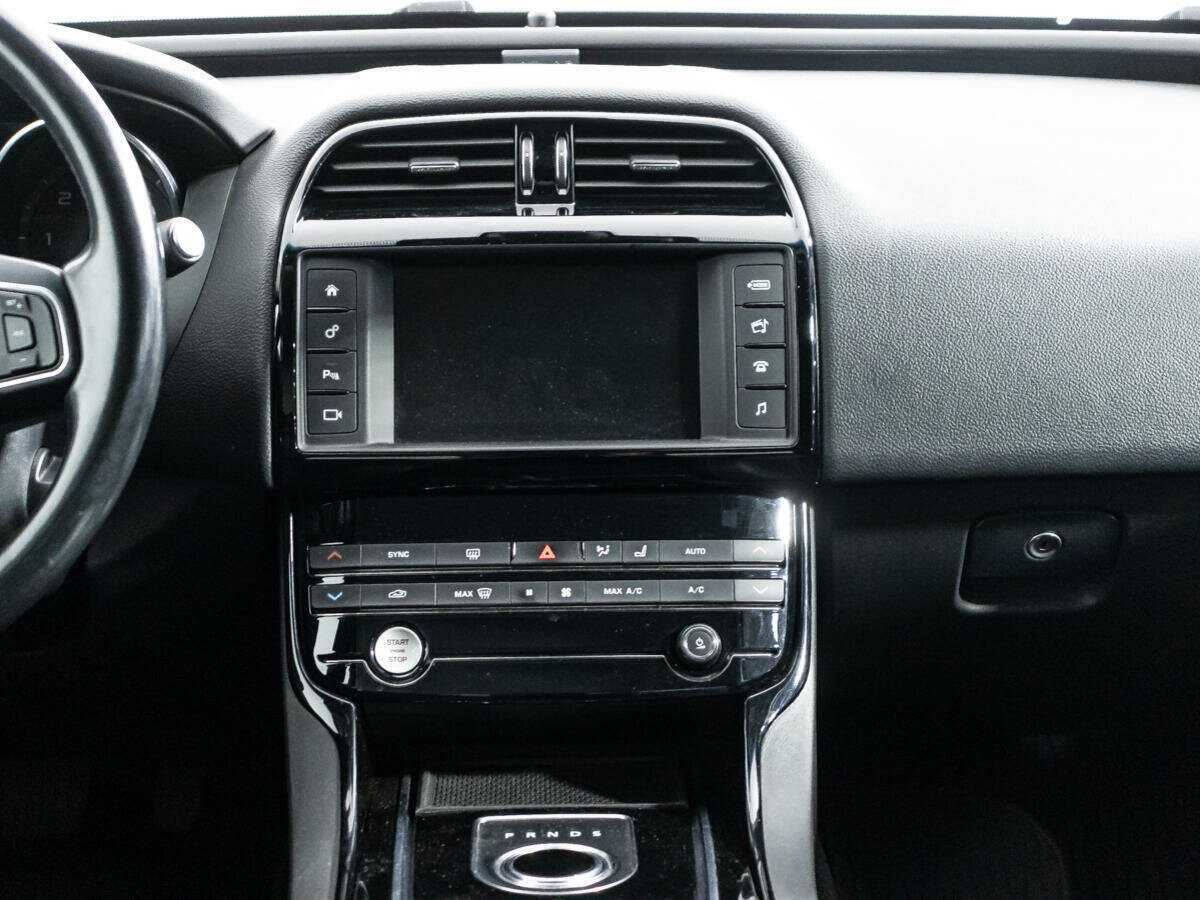 Jaguar XE с пробегом — 2015 год. Фото: #13