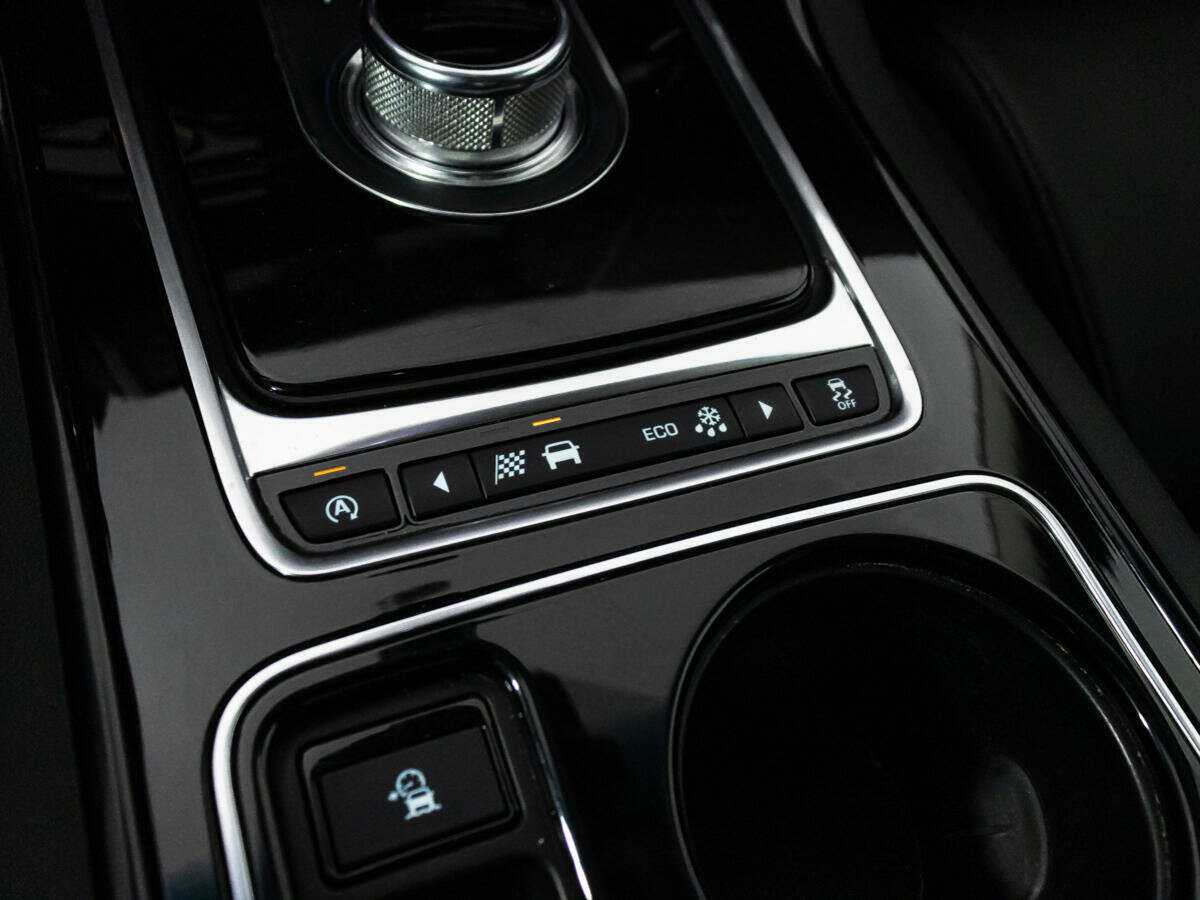 Jaguar XE с пробегом — 2015 год. Фото: #16