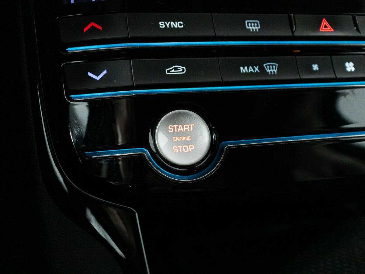 Jaguar XE с пробегом — 2015 год. Фото: #17