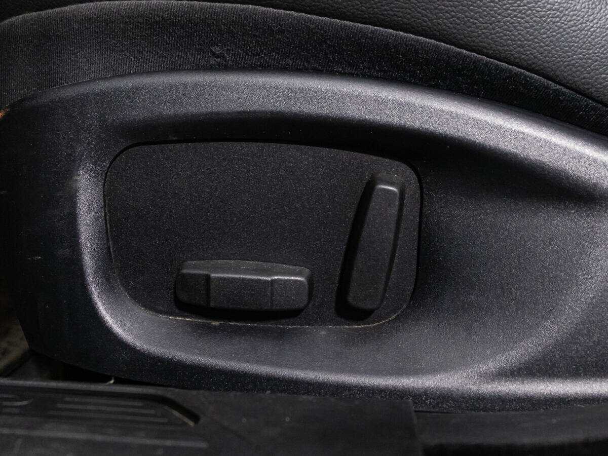 Jaguar XE с пробегом — 2015 год. Фото: #18