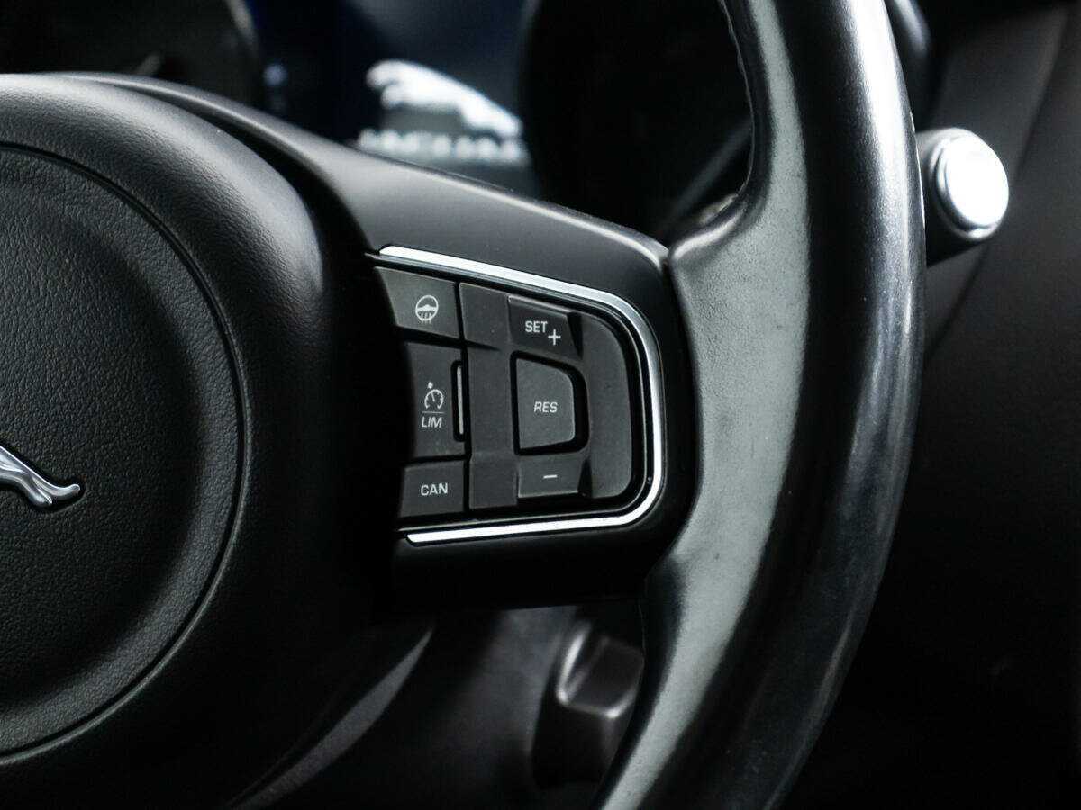 Jaguar XE с пробегом — 2015 год. Фото: #20