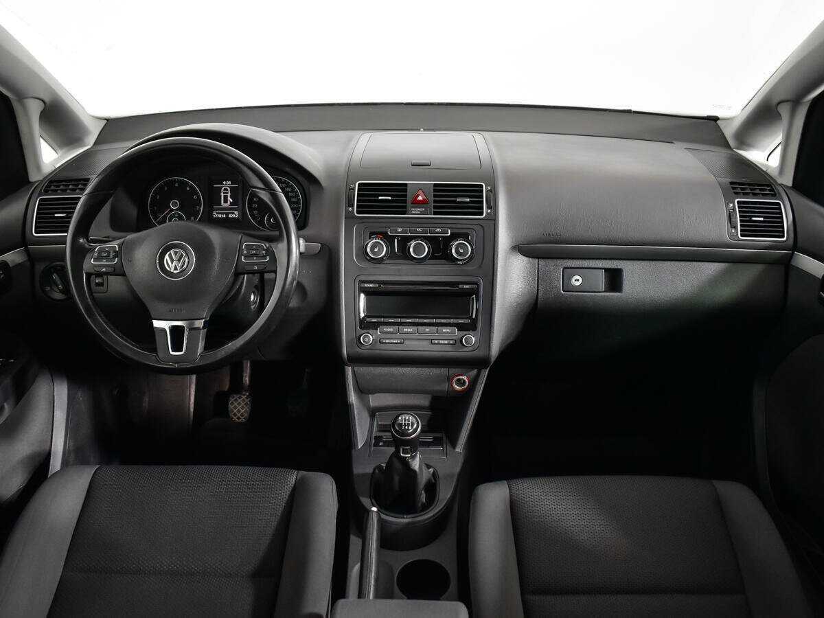 Volkswagen Touran с пробегом — 2012 год. Фото: #11