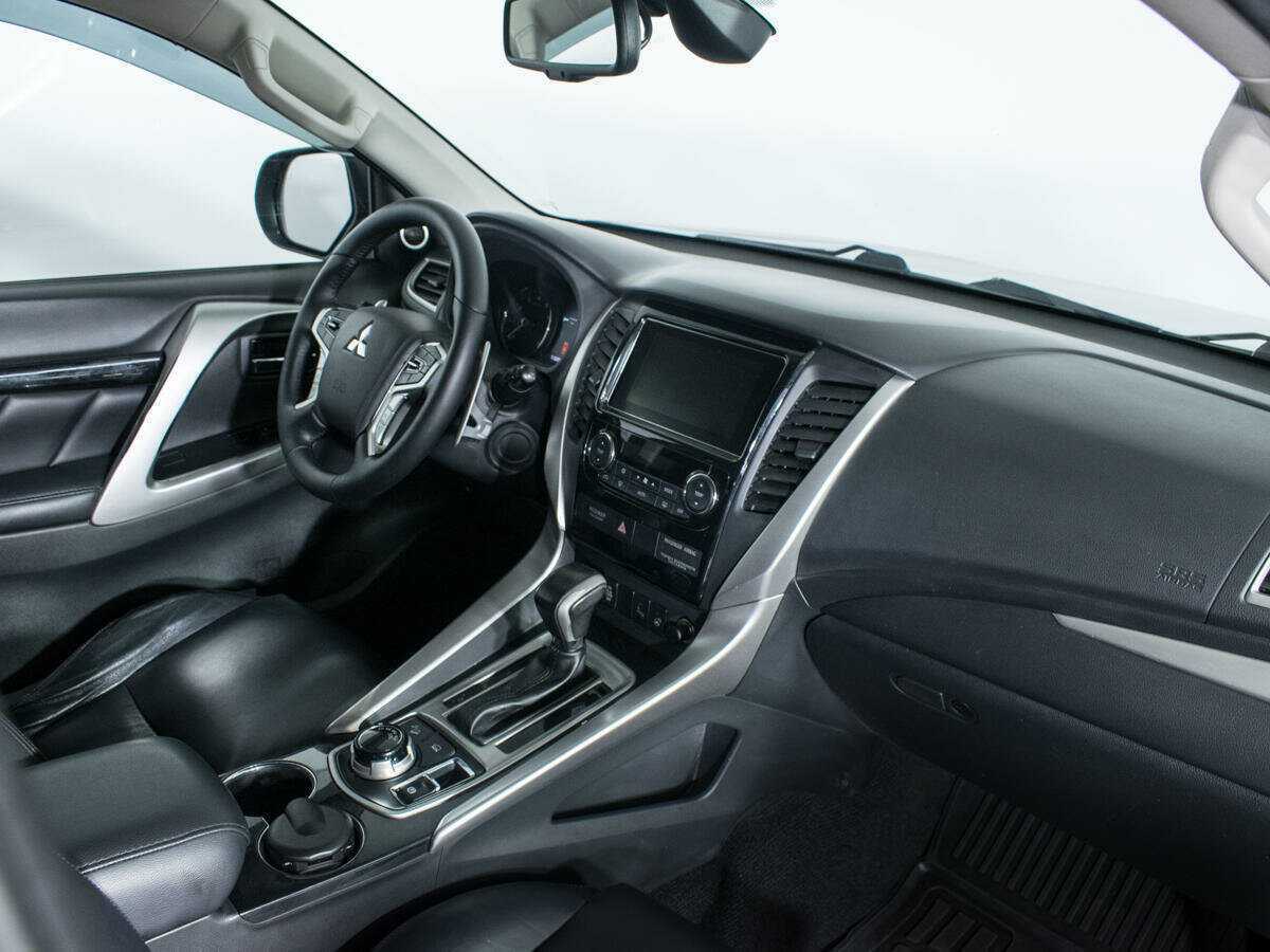 Mitsubishi Pajero Sport с пробегом — 2016 год. Фото: #8