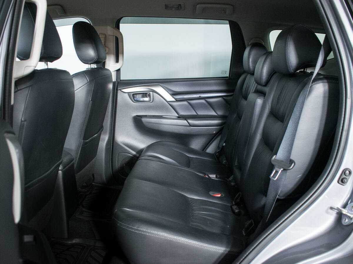 Mitsubishi Pajero Sport с пробегом — 2016 год. Фото: #9