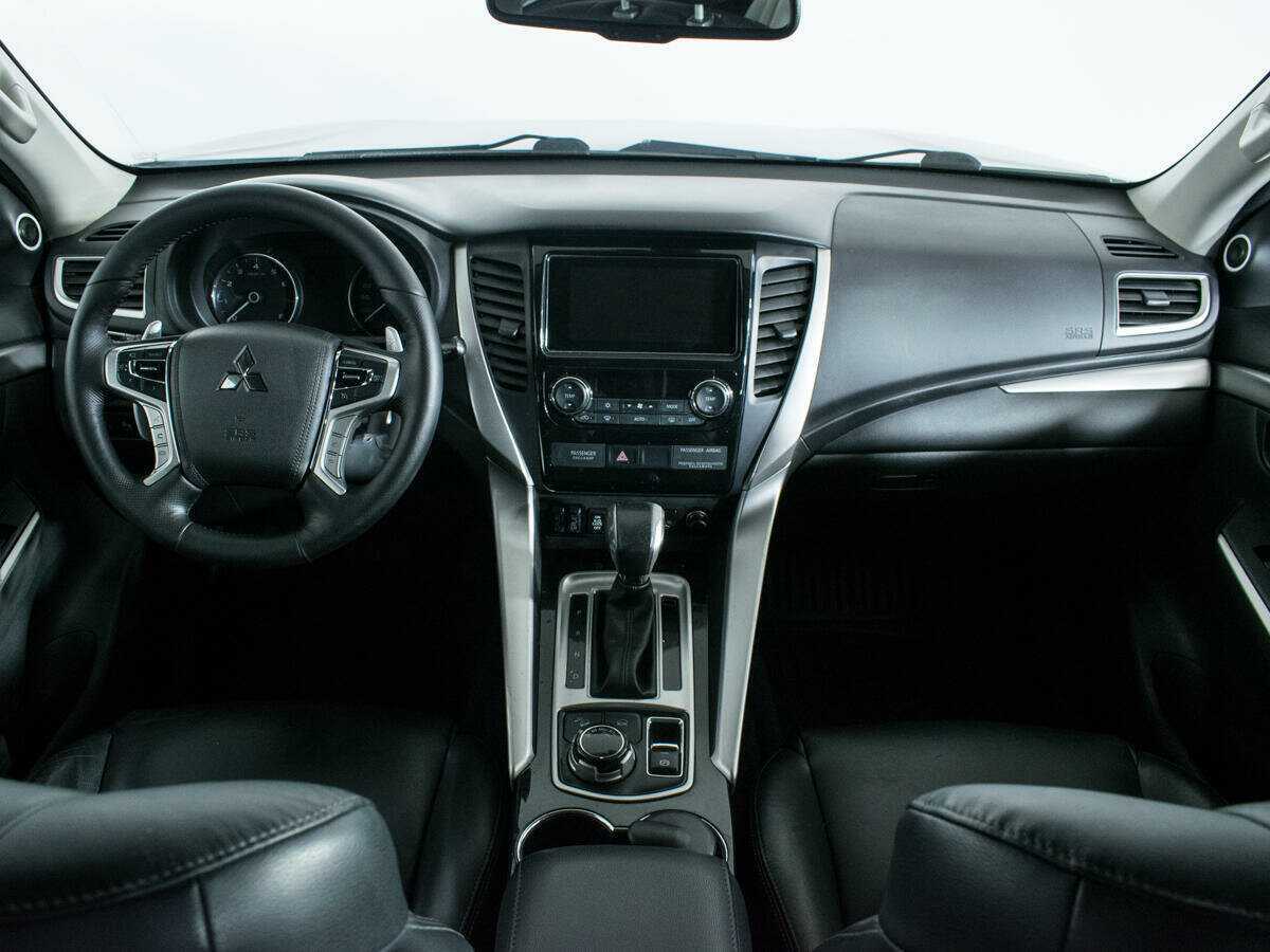 Mitsubishi Pajero Sport с пробегом — 2016 год. Фото: #11