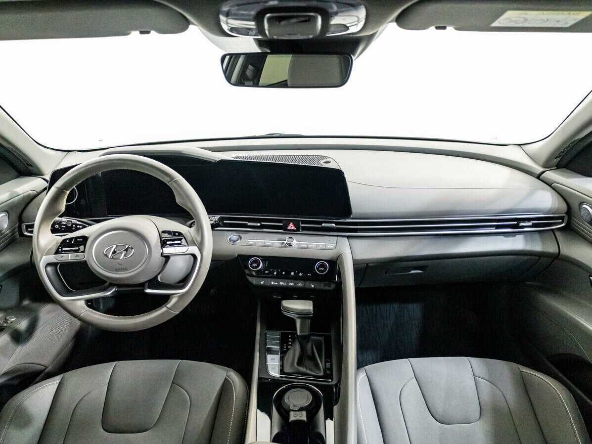 Hyundai Elantra с пробегом — 2021 год. Фото: #11
