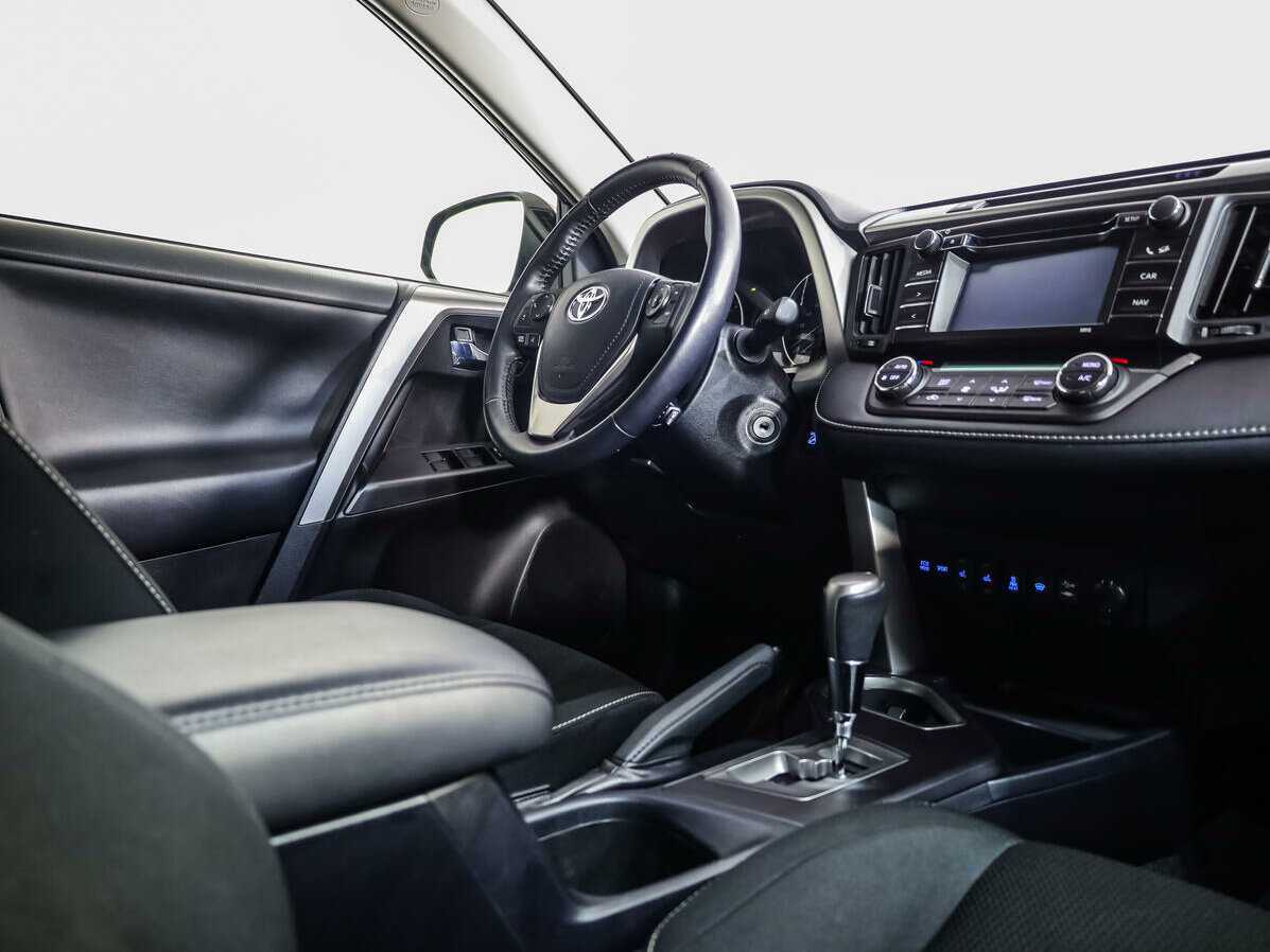 Toyota RAV4 с пробегом — 2015 год. Фото: #7