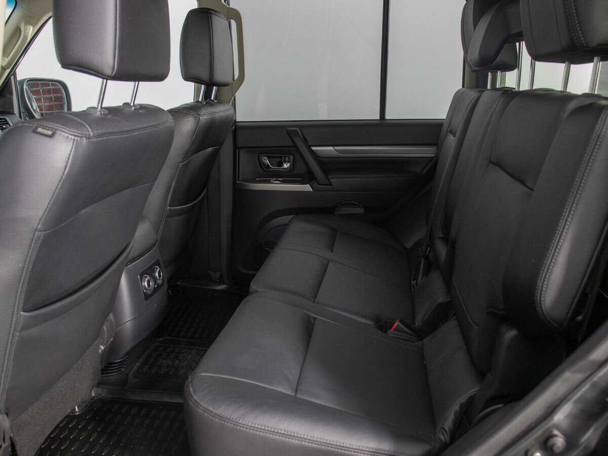Mitsubishi Pajero с пробегом — 2017 год. Фото: #12