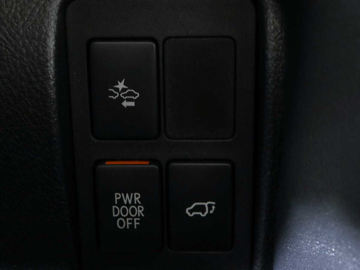 Lexus LX с пробегом — 2015 год. Фото: #18