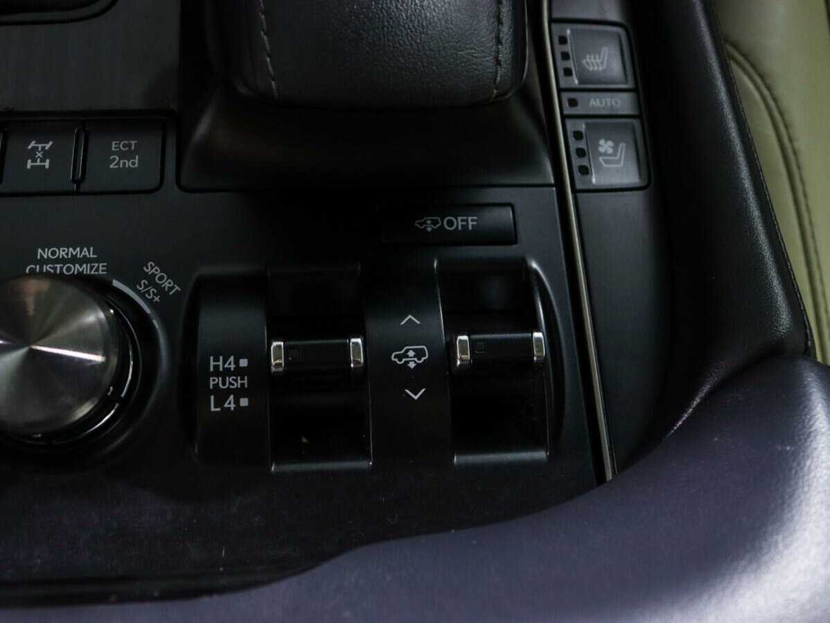 Lexus LX с пробегом — 2015 год. Фото: #21