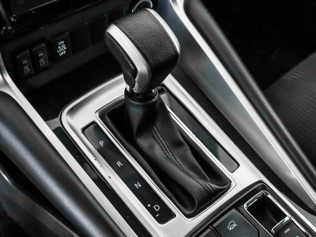 Mitsubishi Pajero Sport с пробегом — 2020 год. Фото: #9