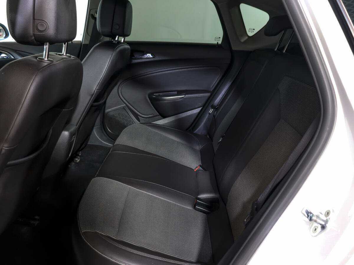 Opel Astra с пробегом — 2011 год. Фото: #8