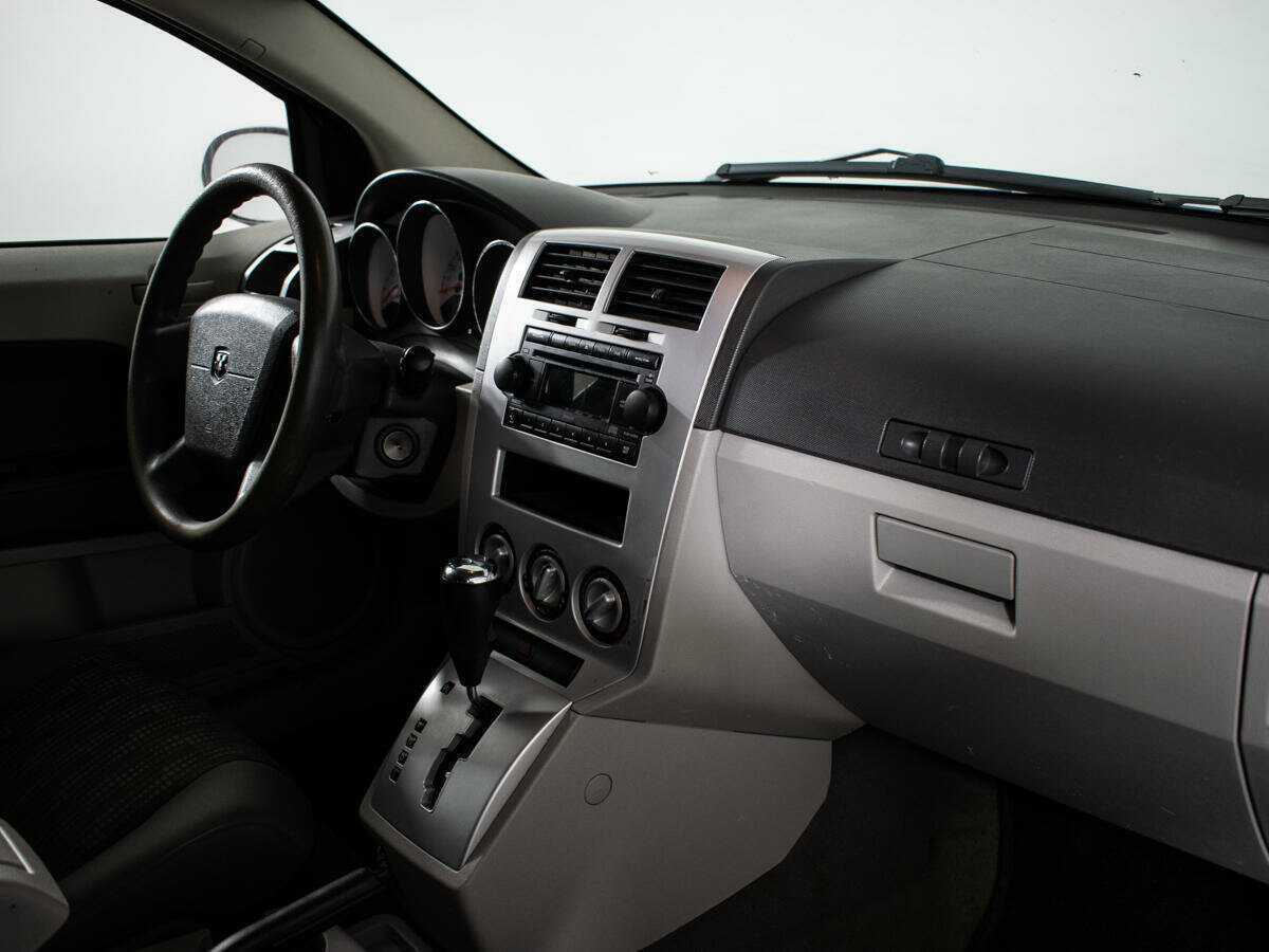 Dodge Caliber с пробегом — 2006 год. Фото: #8