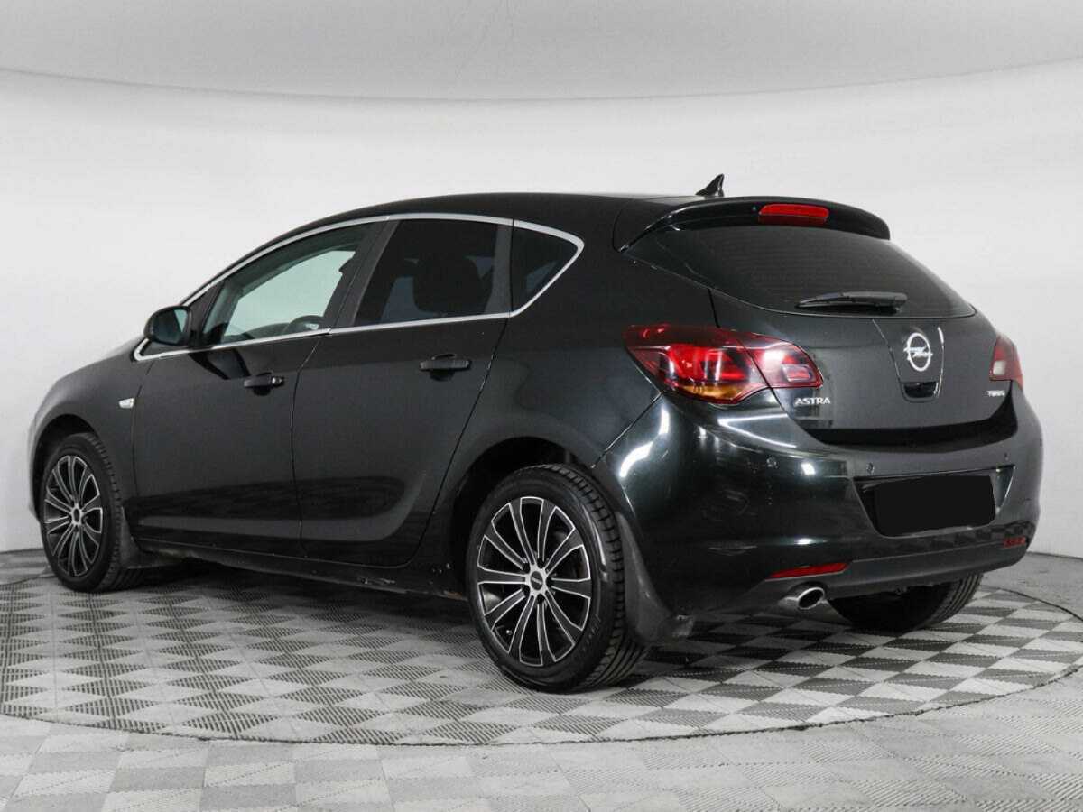 Opel Astra с пробегом — 2012 год. Фото: #6