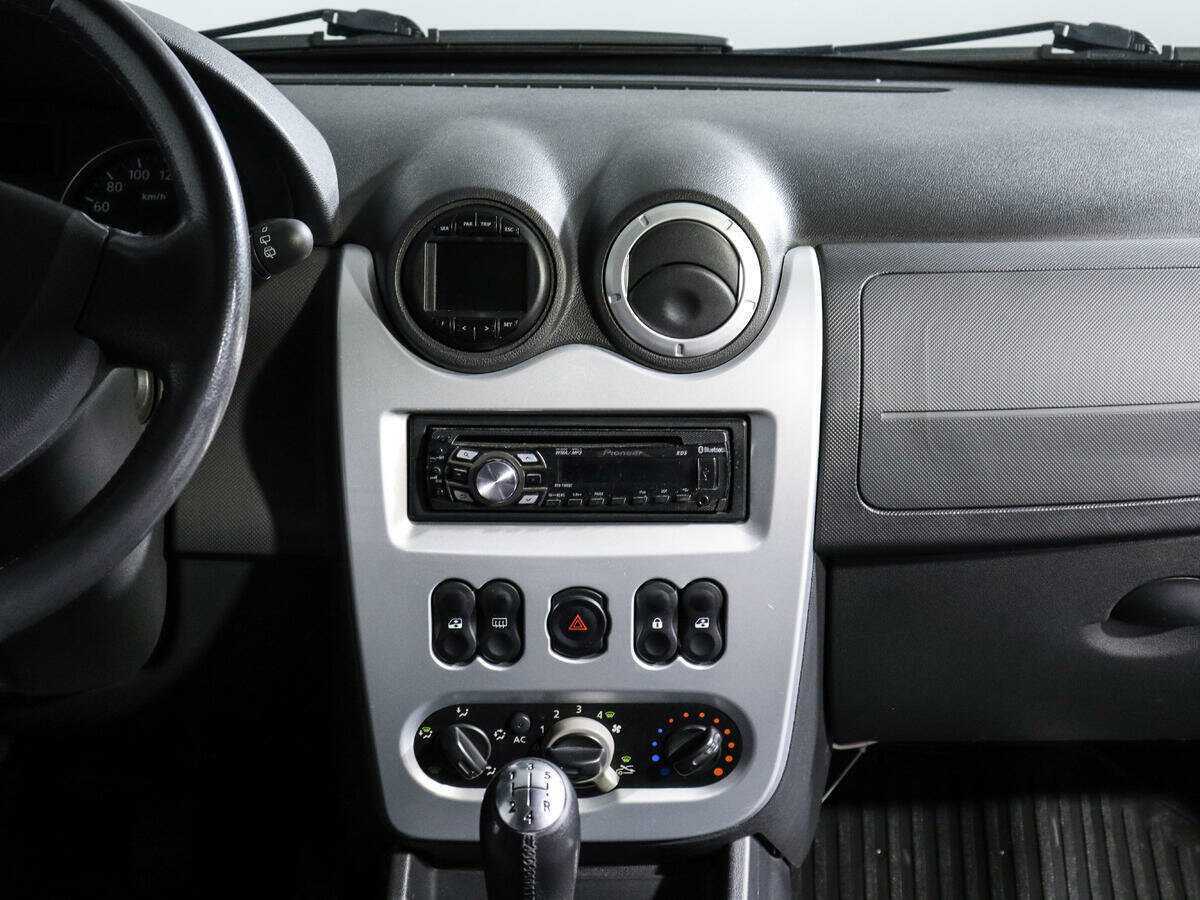 Renault Sandero с пробегом — 2011 год. Фото: #12