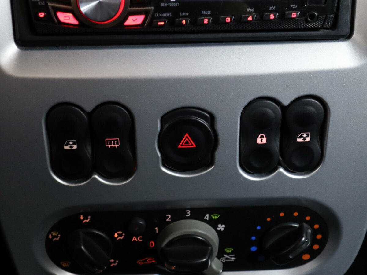 Renault Sandero с пробегом — 2011 год. Фото: #15