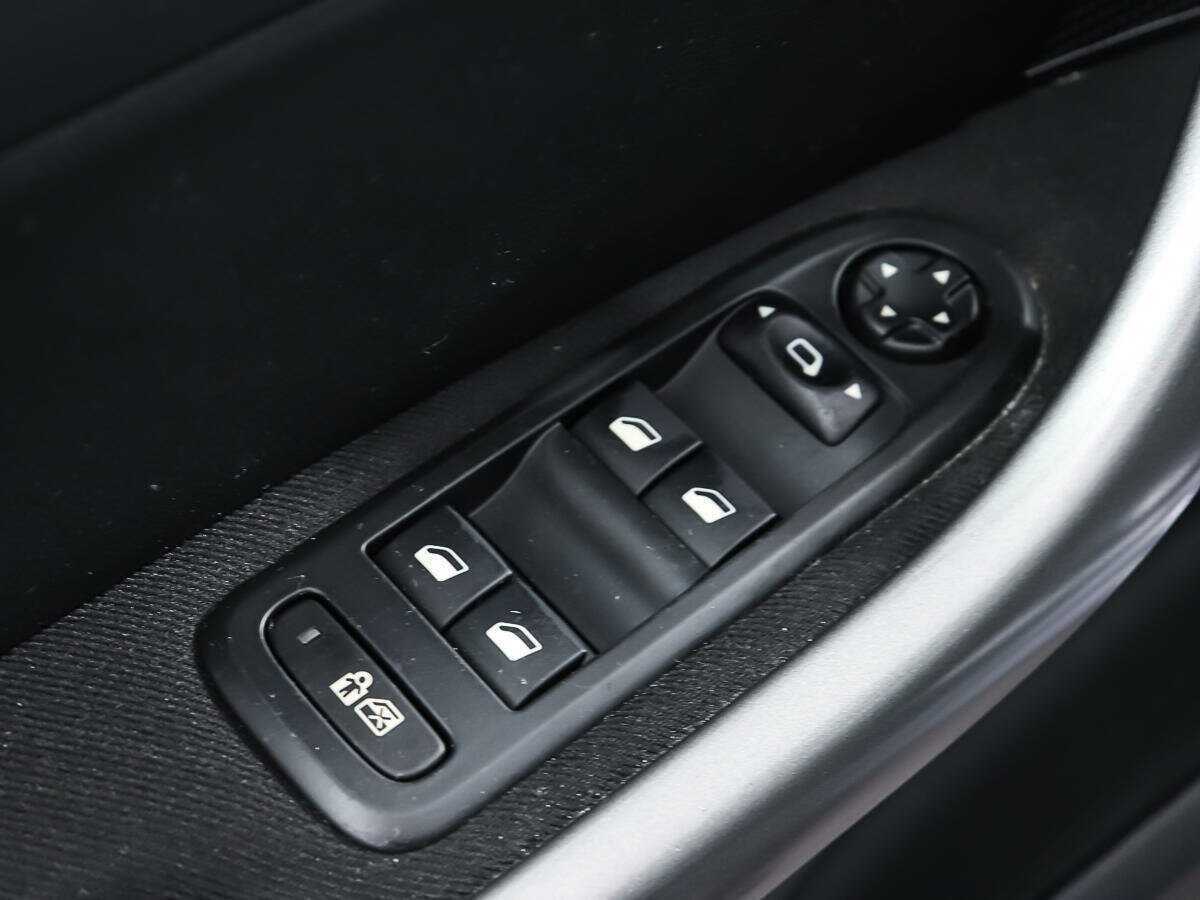 Peugeot 308 с пробегом — 2008 год. Фото: #10