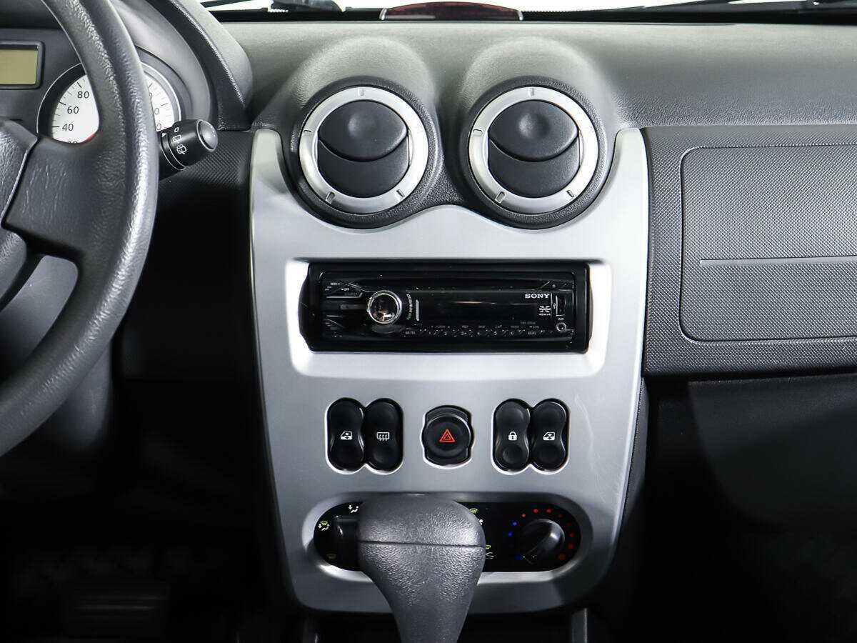 Renault Sandero с пробегом — 2011 год. Фото: #11