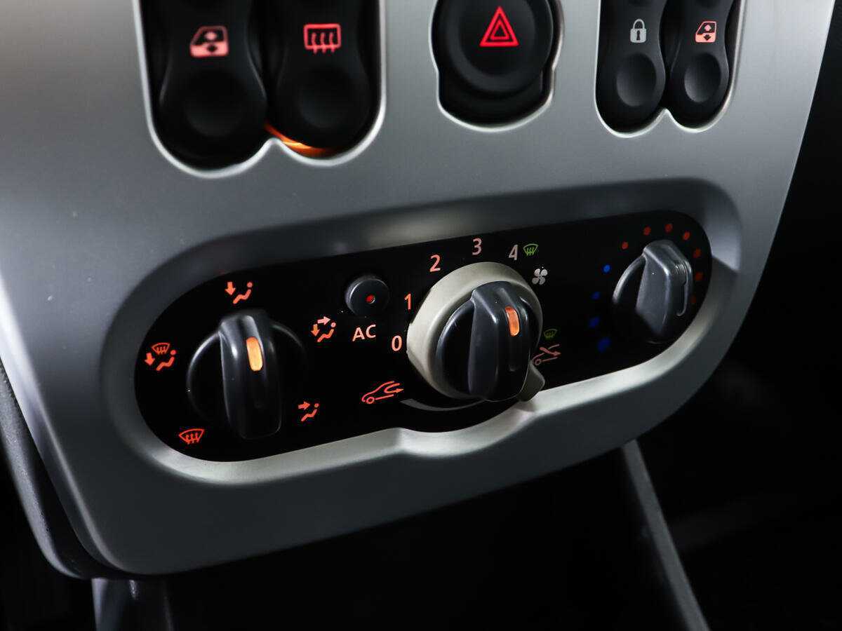 Renault Sandero с пробегом — 2011 год. Фото: #15