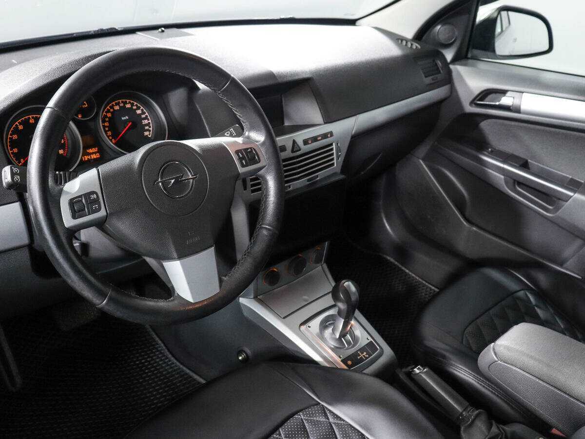 Opel Astra с пробегом — 2011 год. Фото: #13