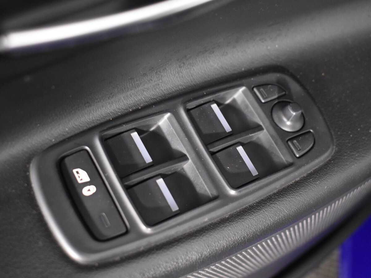 Jaguar XE с пробегом — 2016 год. Фото: #9