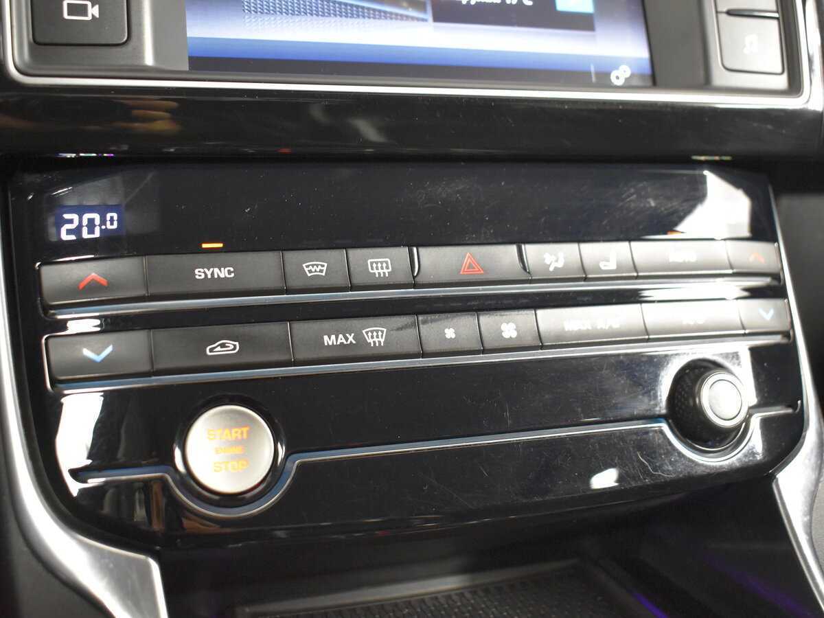 Jaguar XE с пробегом — 2016 год. Фото: #14