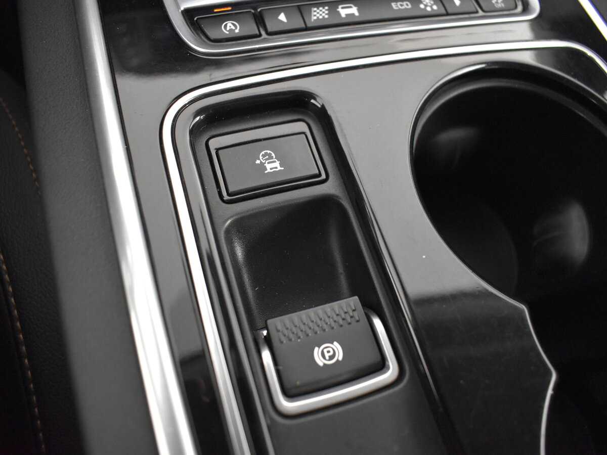 Jaguar XE с пробегом — 2016 год. Фото: #15