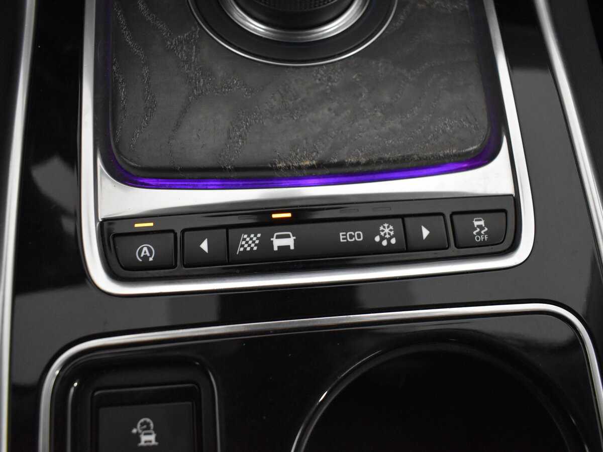 Jaguar XE с пробегом — 2016 год. Фото: #16