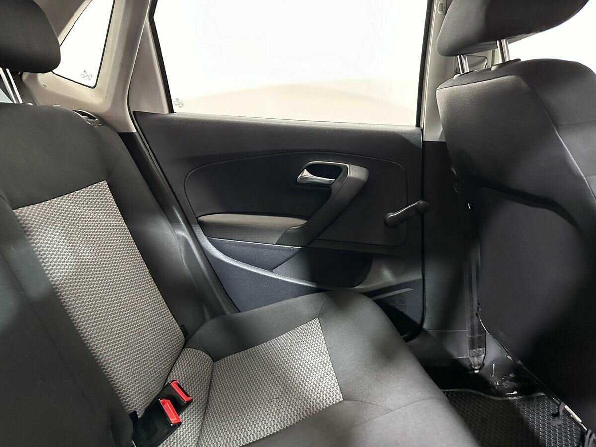 Volkswagen Polo с пробегом — 2011 год. Фото: #9