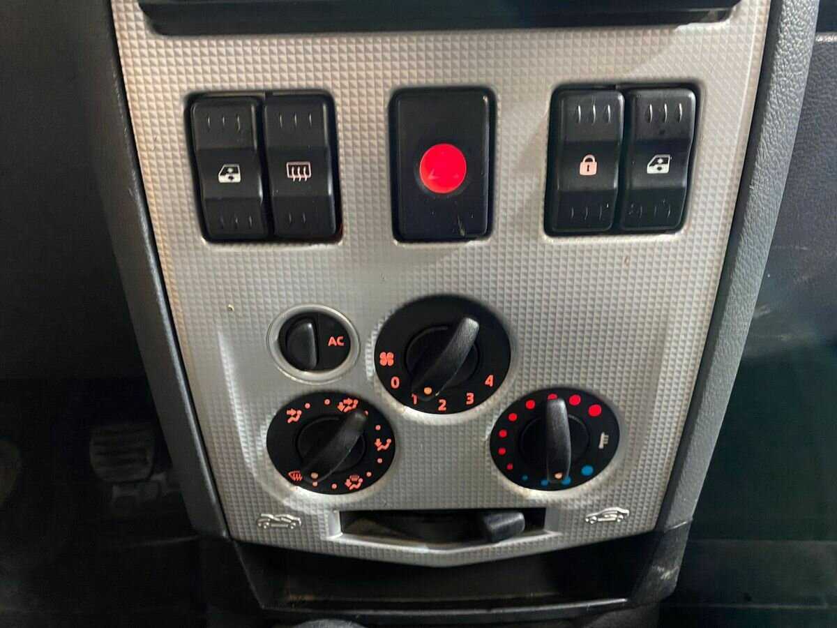 Renault Logan с пробегом — 2008 год. Фото: #12