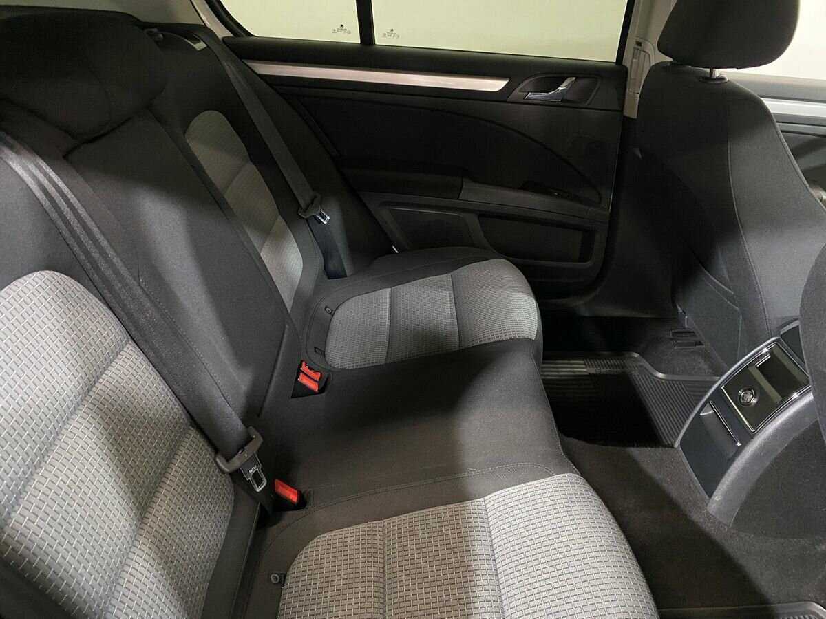 Skoda Superb с пробегом — 2011 год. Фото: #10