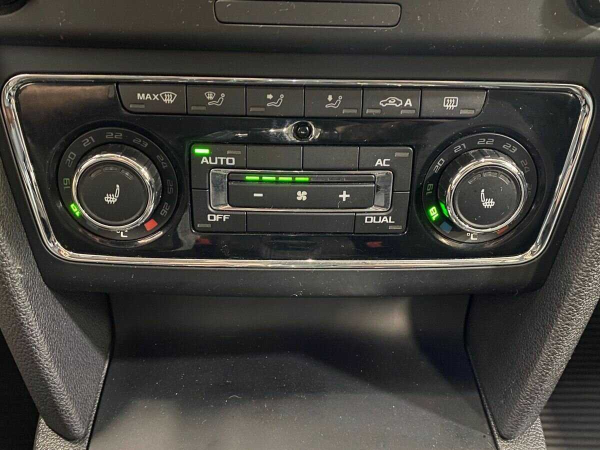 Skoda Superb с пробегом — 2011 год. Фото: #11