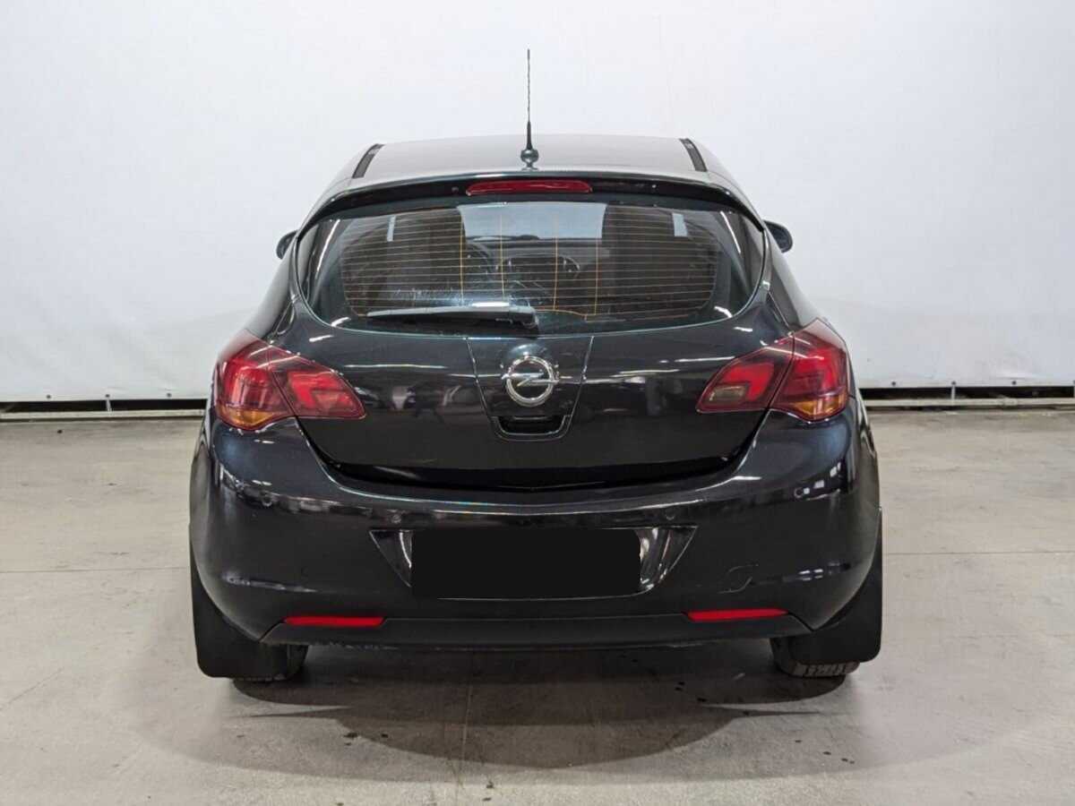 Opel Astra с пробегом — 2011 год. Фото: #6