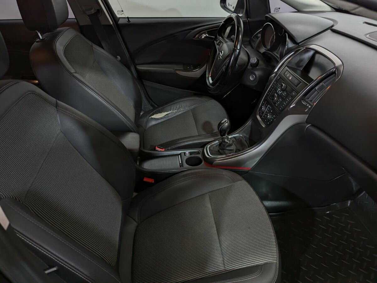 Opel Astra с пробегом — 2011 год. Фото: #10