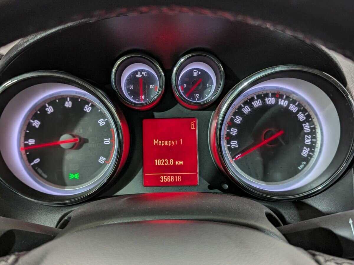 Opel Astra с пробегом — 2011 год. Фото: #12