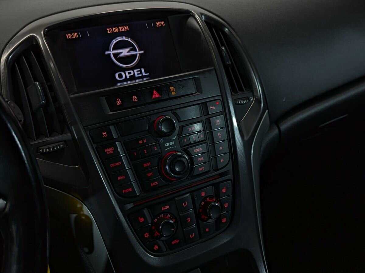 Opel Astra с пробегом — 2011 год. Фото: #13