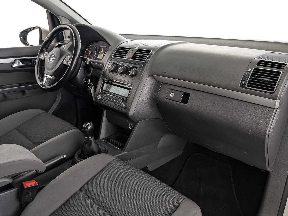 Volkswagen Touran с пробегом — 2012 год. Фото: #8