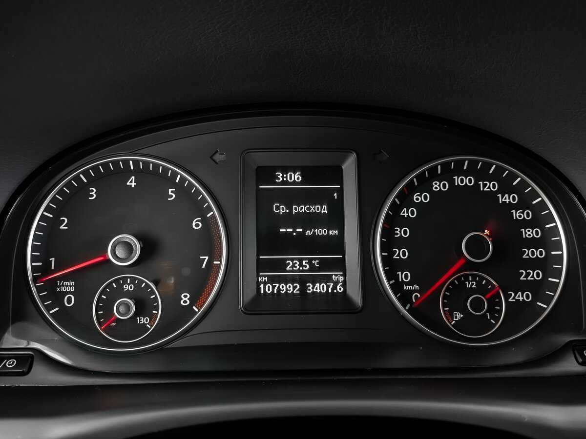 Volkswagen Touran с пробегом — 2012 год. Фото: #11