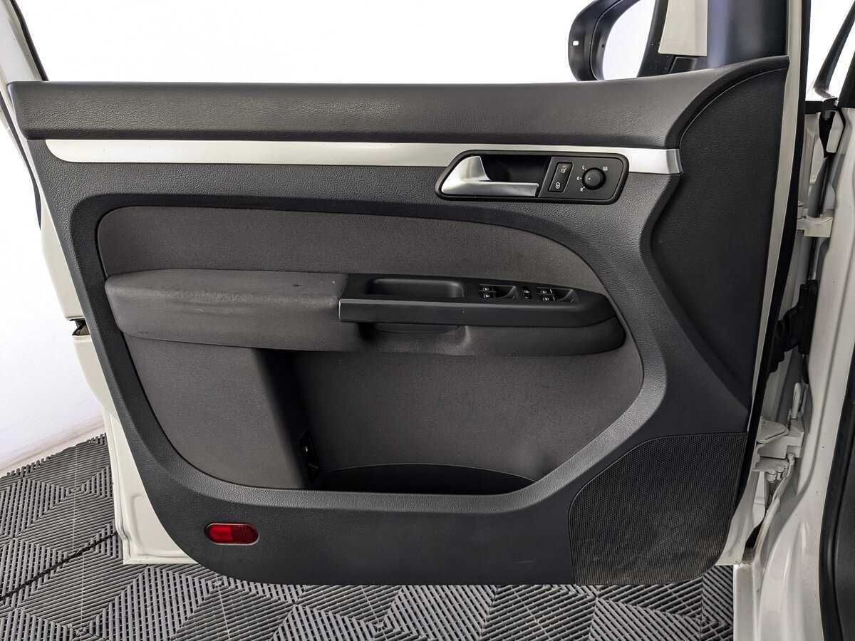 Volkswagen Touran с пробегом — 2012 год. Фото: #14