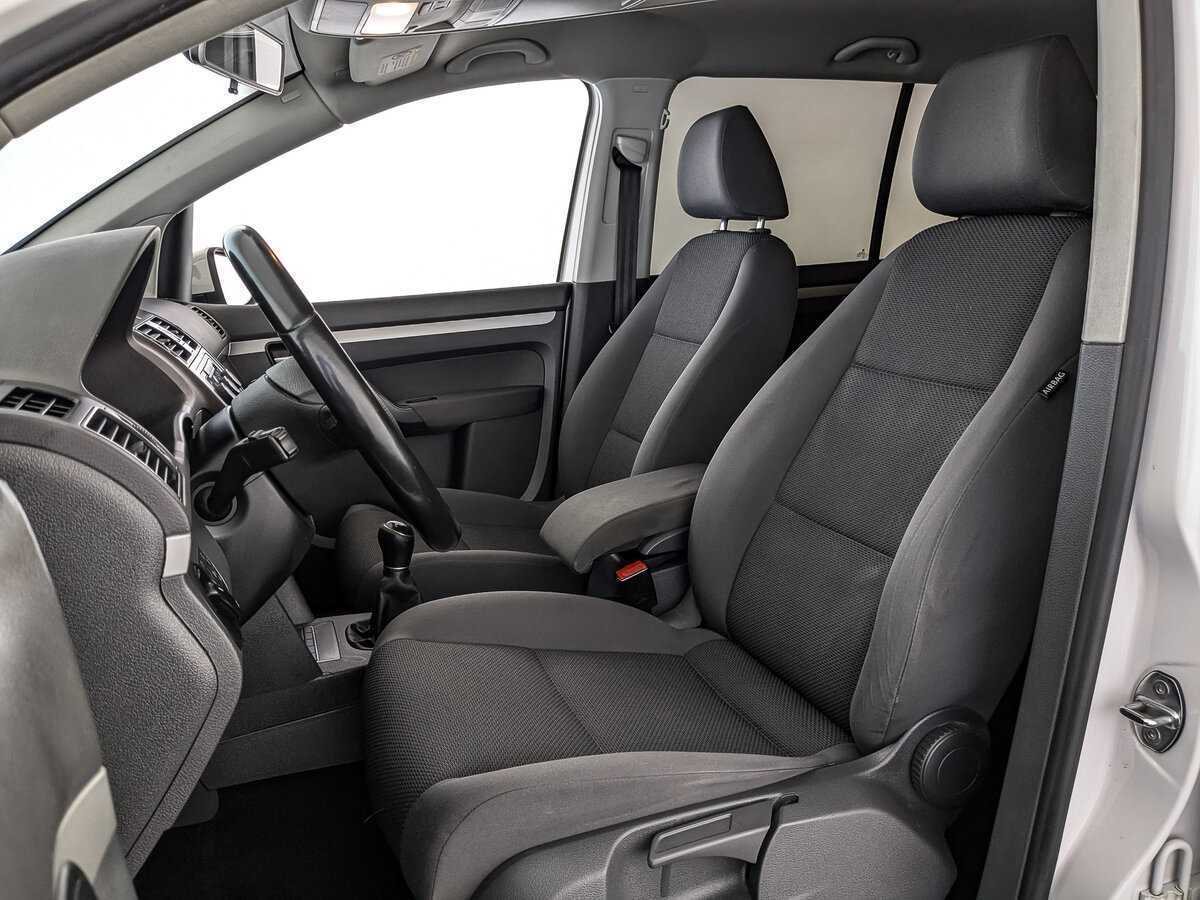 Volkswagen Touran с пробегом — 2012 год. Фото: #15