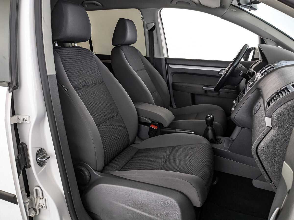 Volkswagen Touran с пробегом — 2012 год. Фото: #19