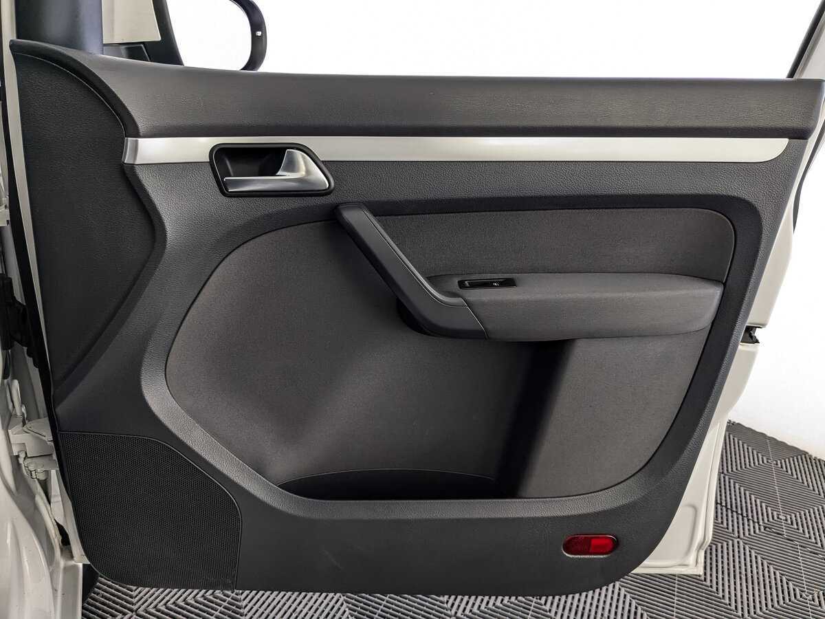 Volkswagen Touran с пробегом — 2012 год. Фото: #20