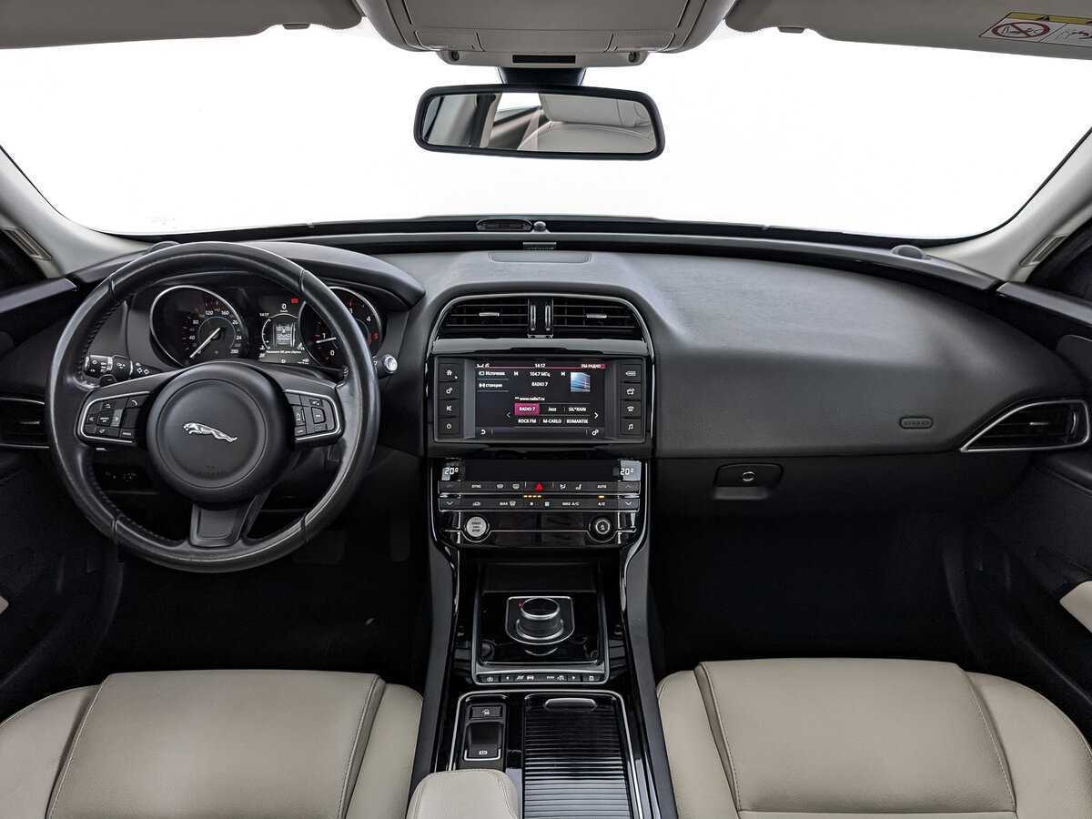 Jaguar XE с пробегом — 2017 год. Фото: #9