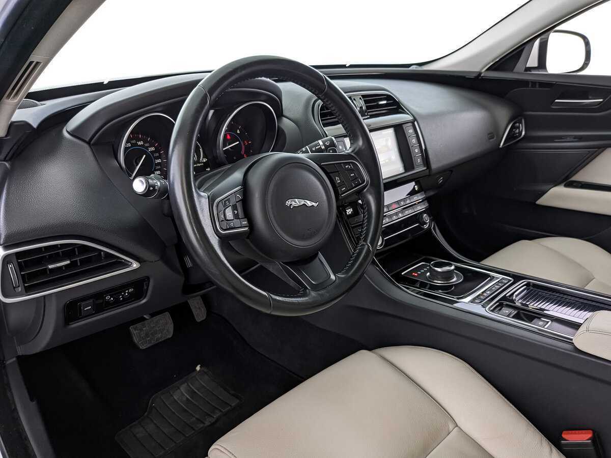 Jaguar XE с пробегом — 2017 год. Фото: #10