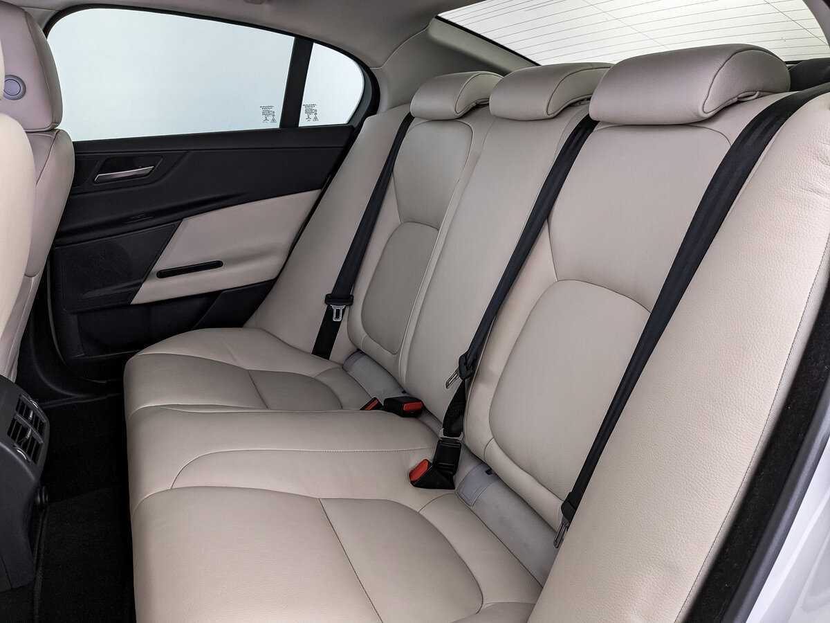 Jaguar XE с пробегом — 2017 год. Фото: #13