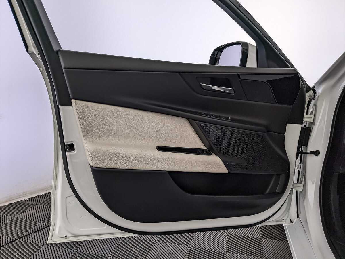 Jaguar XE с пробегом — 2017 год. Фото: #14