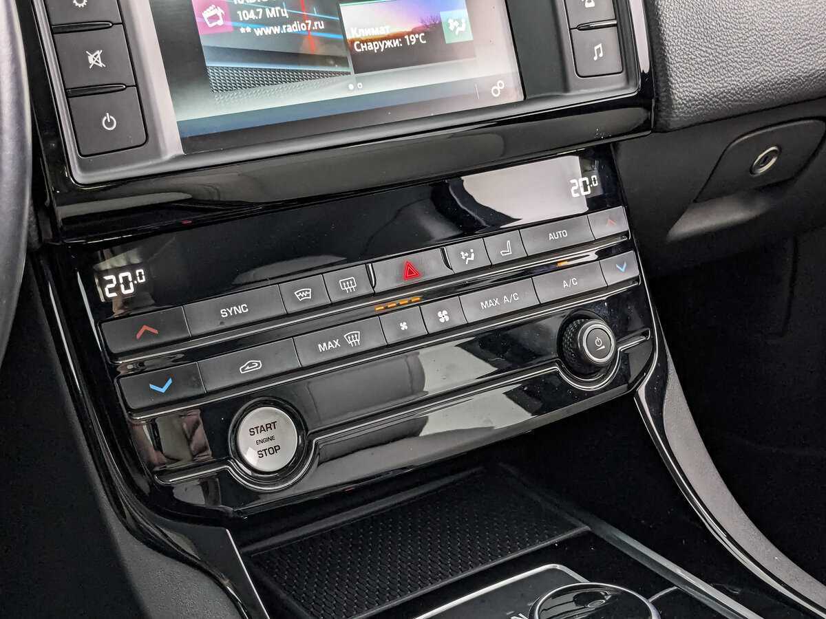 Jaguar XE с пробегом — 2017 год. Фото: #16